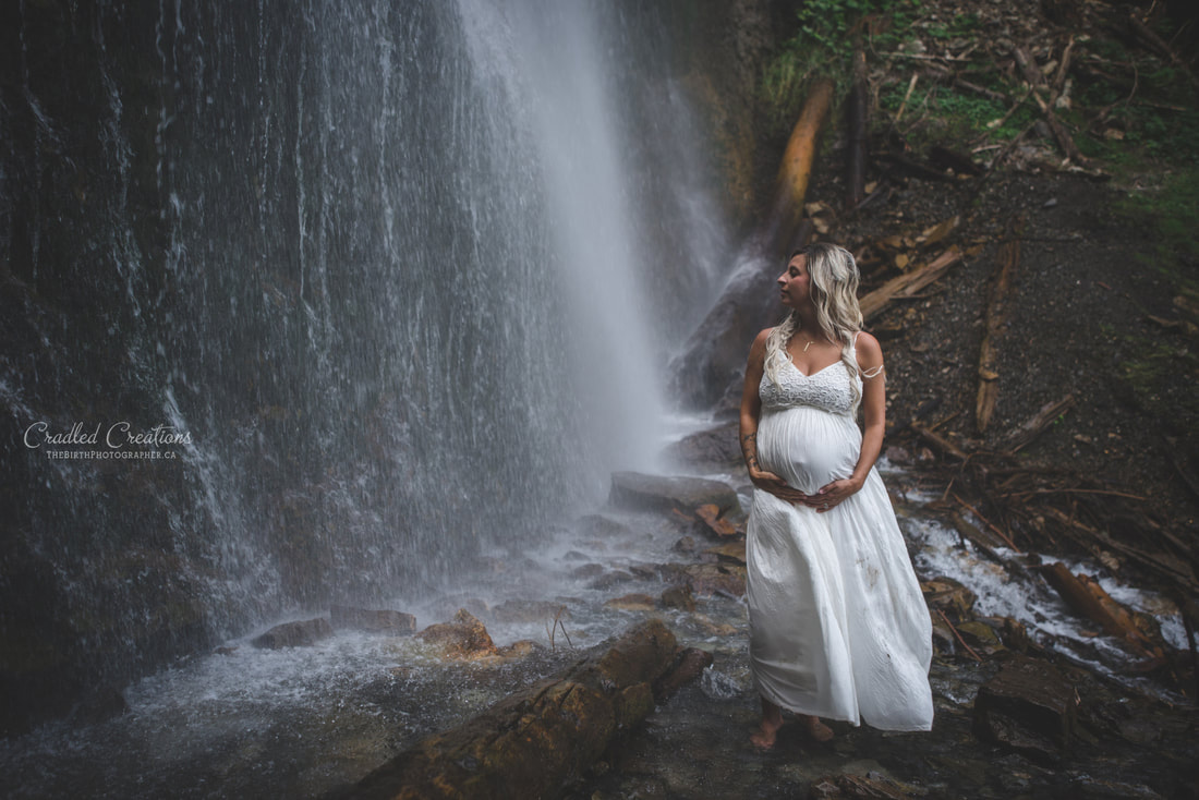 maternity photos under waterfall