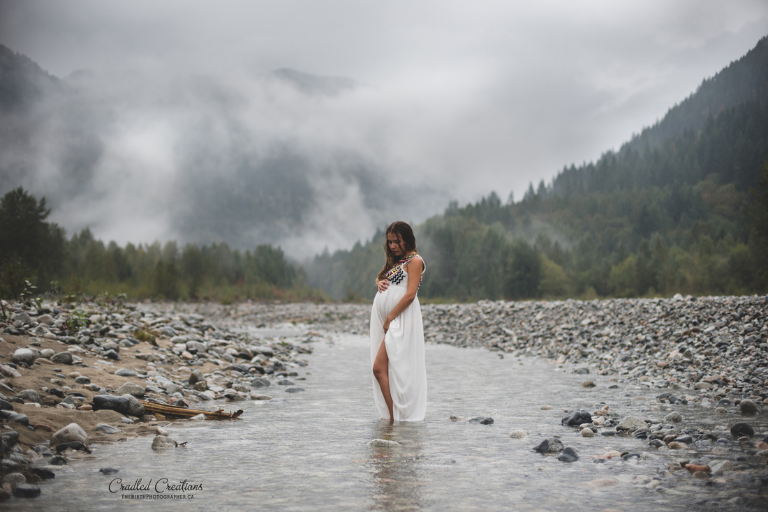 maternity photos in river mountains