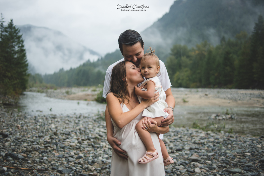Abbotsford family photos in nature
