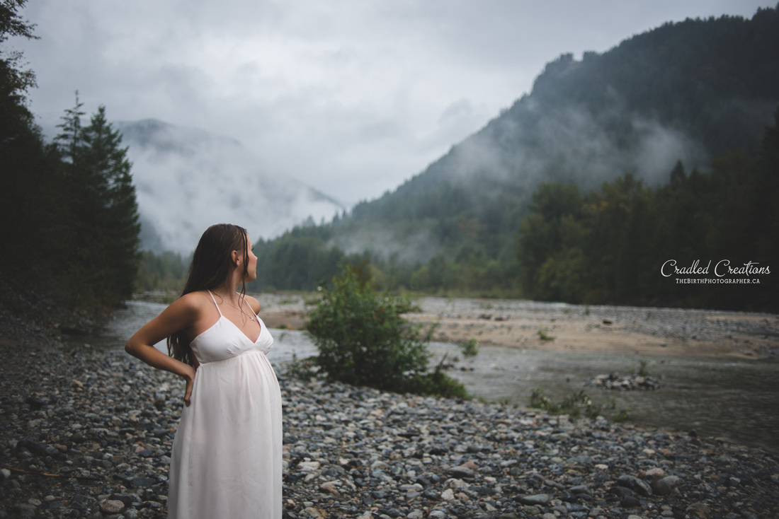 misty maternity photos in mountains
